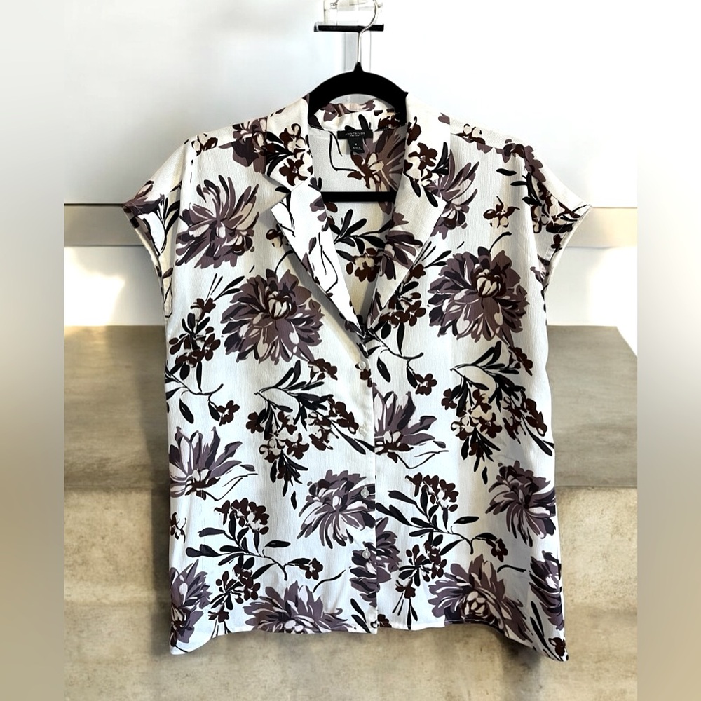 Ann Taylor Factory Floral Short Sleeve Purple and White Button Up Blouse
